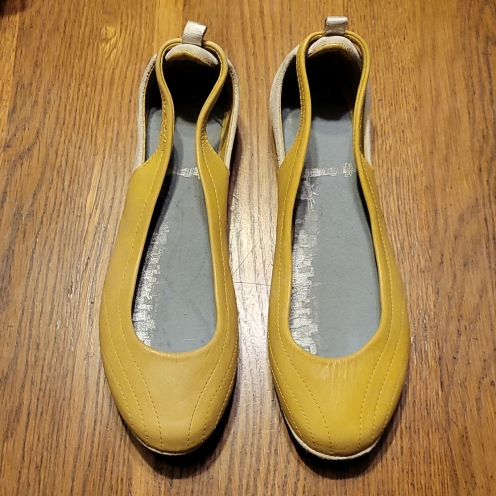 DKNY sz 7 yellow sneaker-flats